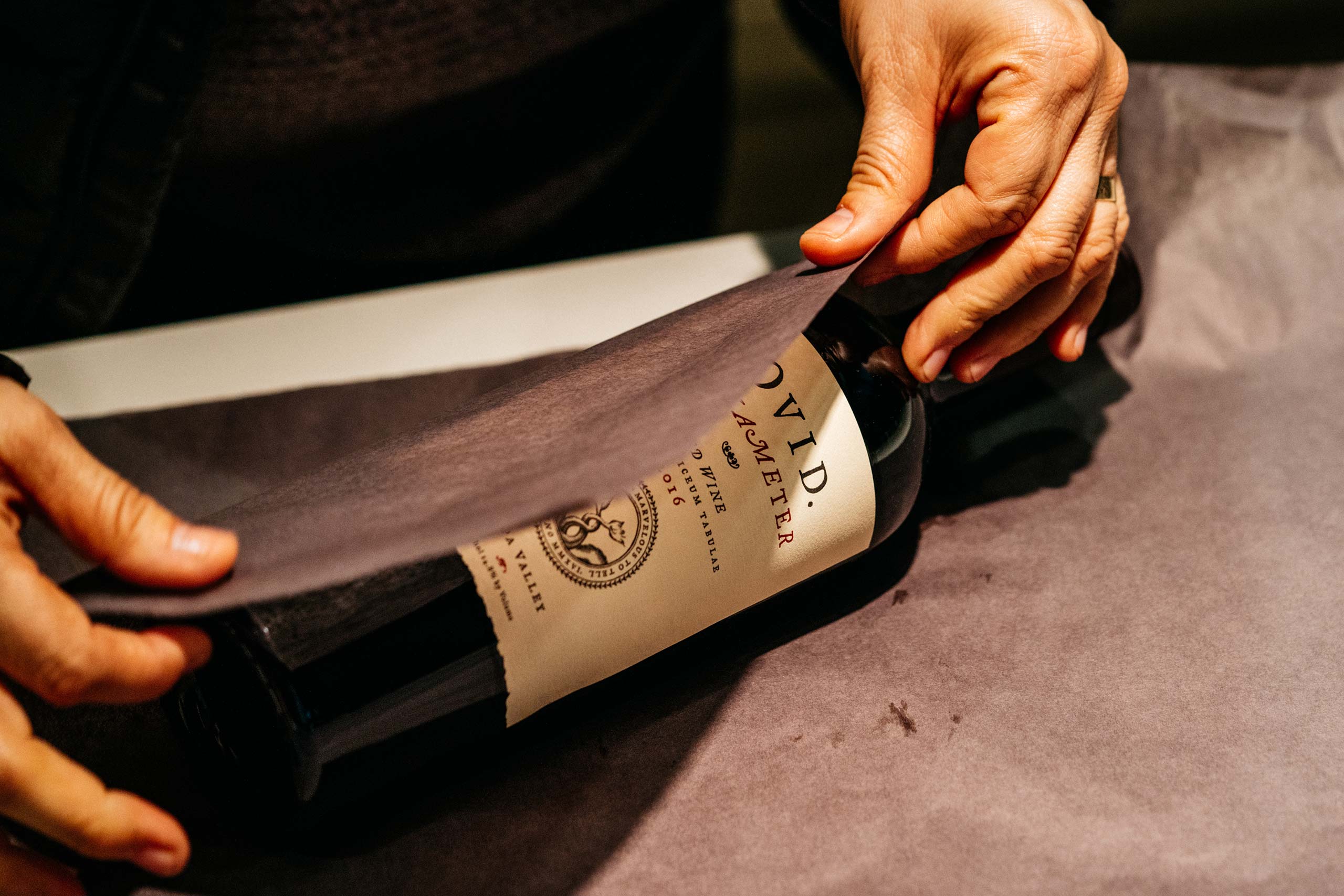 Wrapping Hexameter wine bottle
